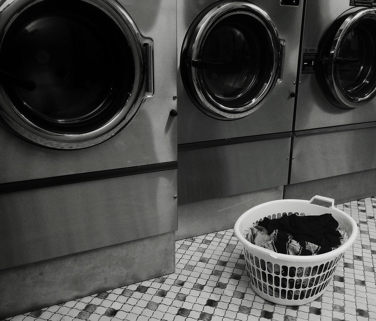Jaka jest różnica między praniem ubrań w domu a w pralni?